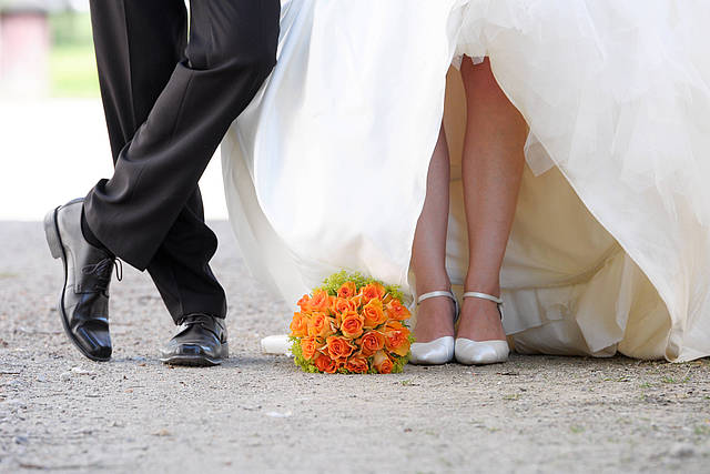 Beine eines Brautpaares
