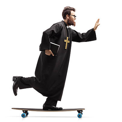 Pastor auf Skateboard