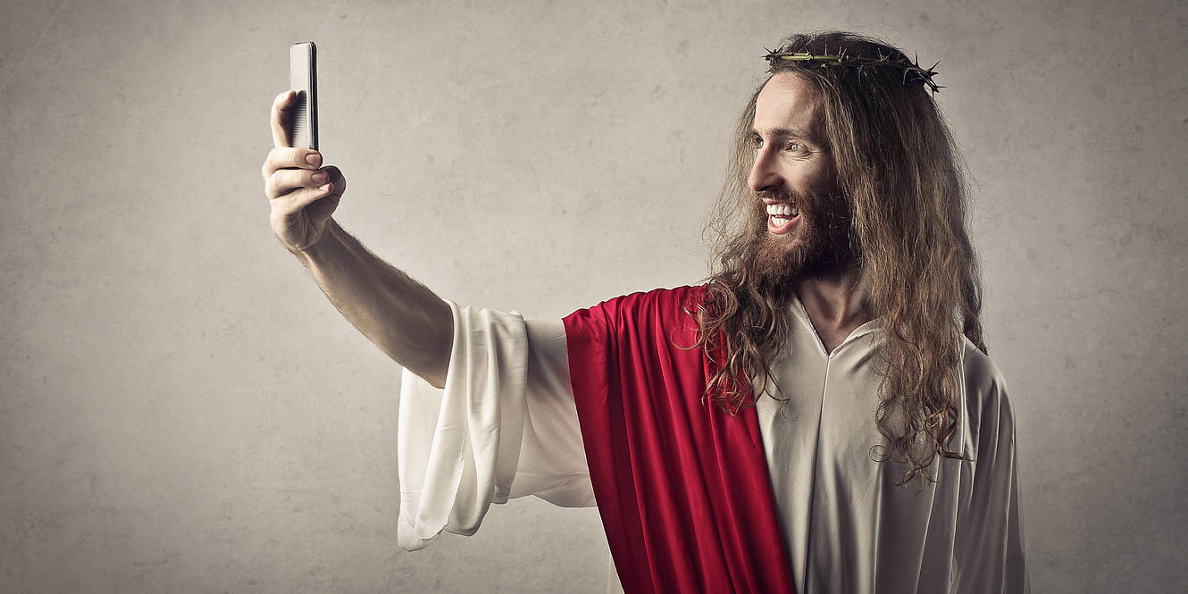 Jesusdarsteller mit Smartphone