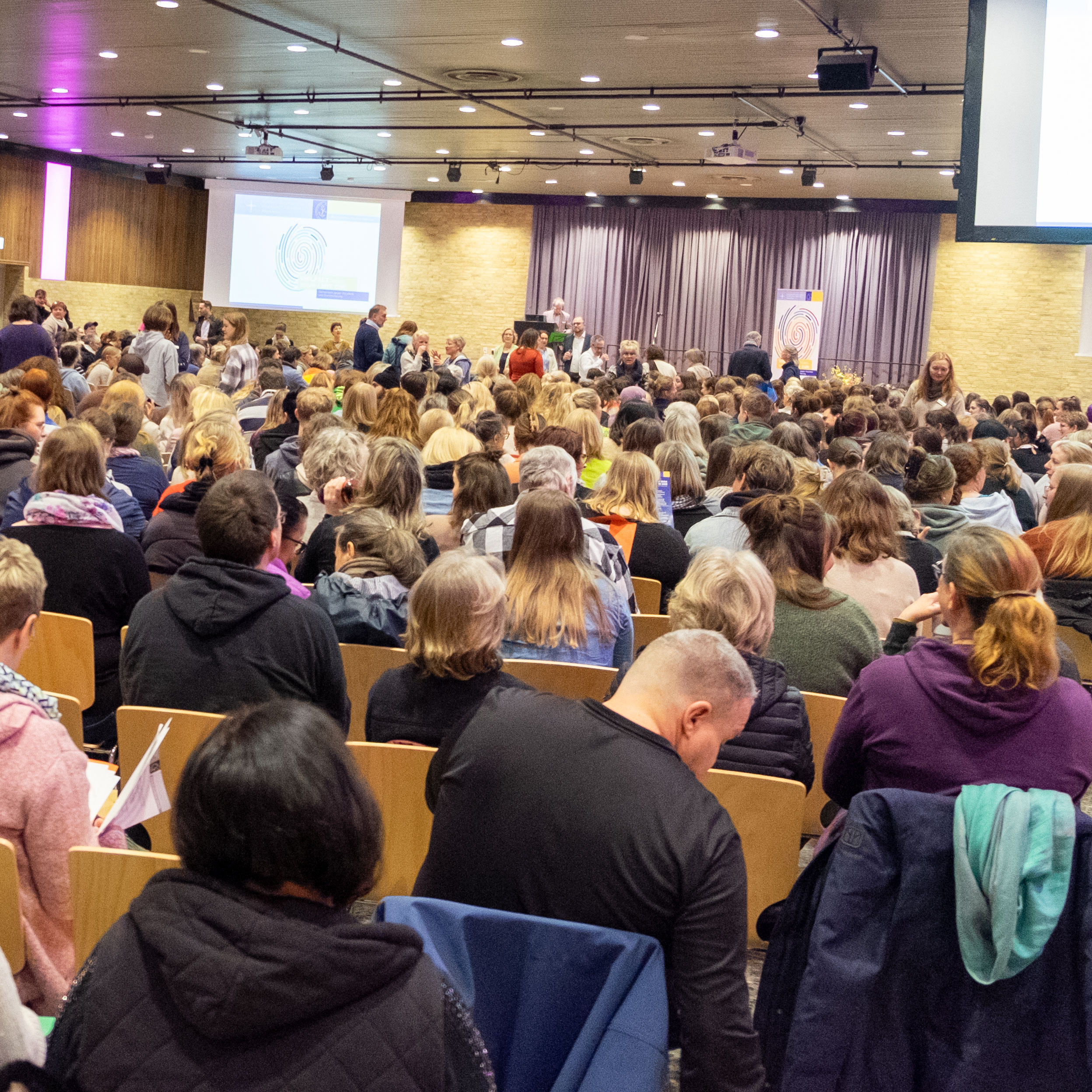 Mitarbeitende in der Holstenhalle auf dem Kitafachtag