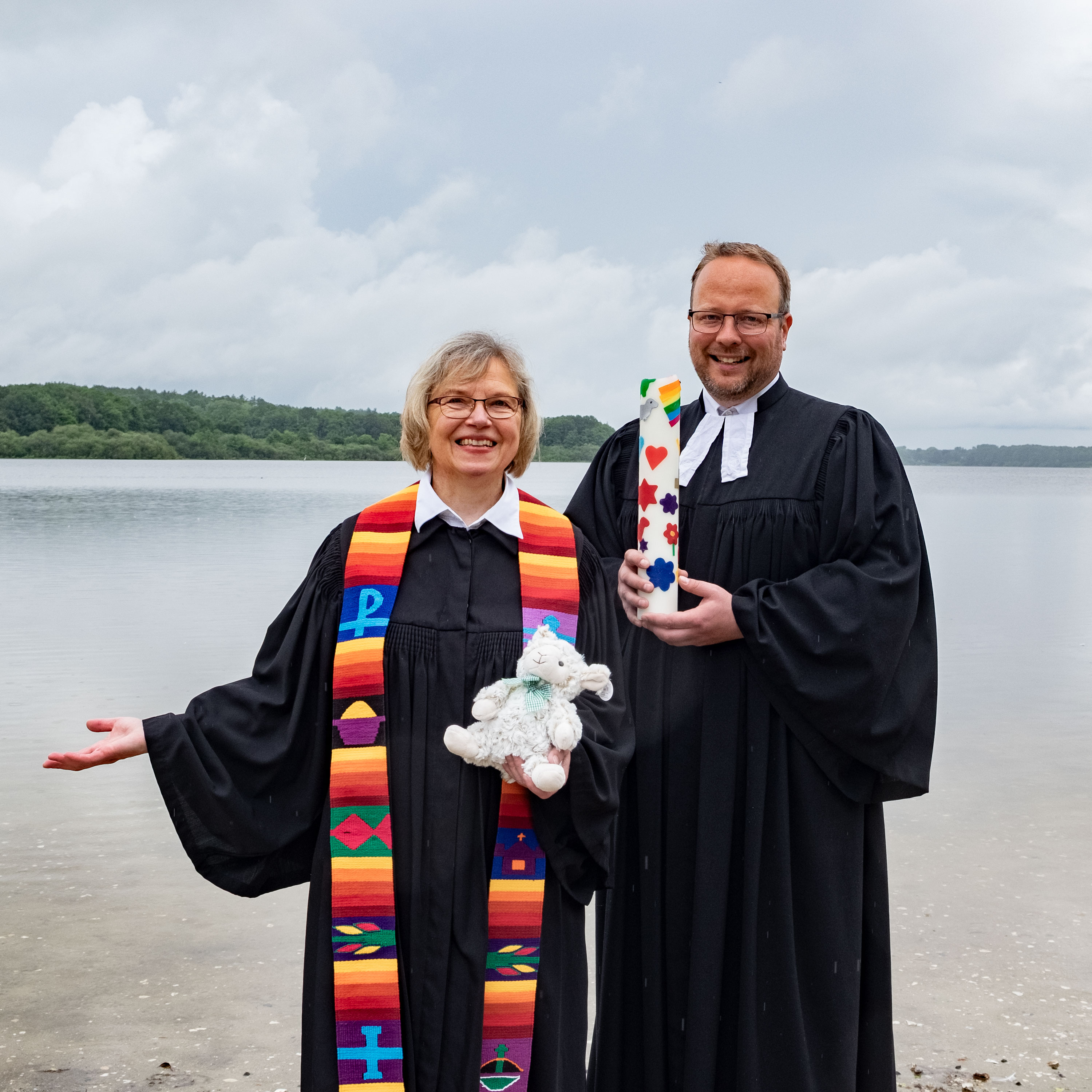 Pastorin Martina Ulrich und Pastor Marcus Book am Ufer des Einfelder Sees in Neumünster