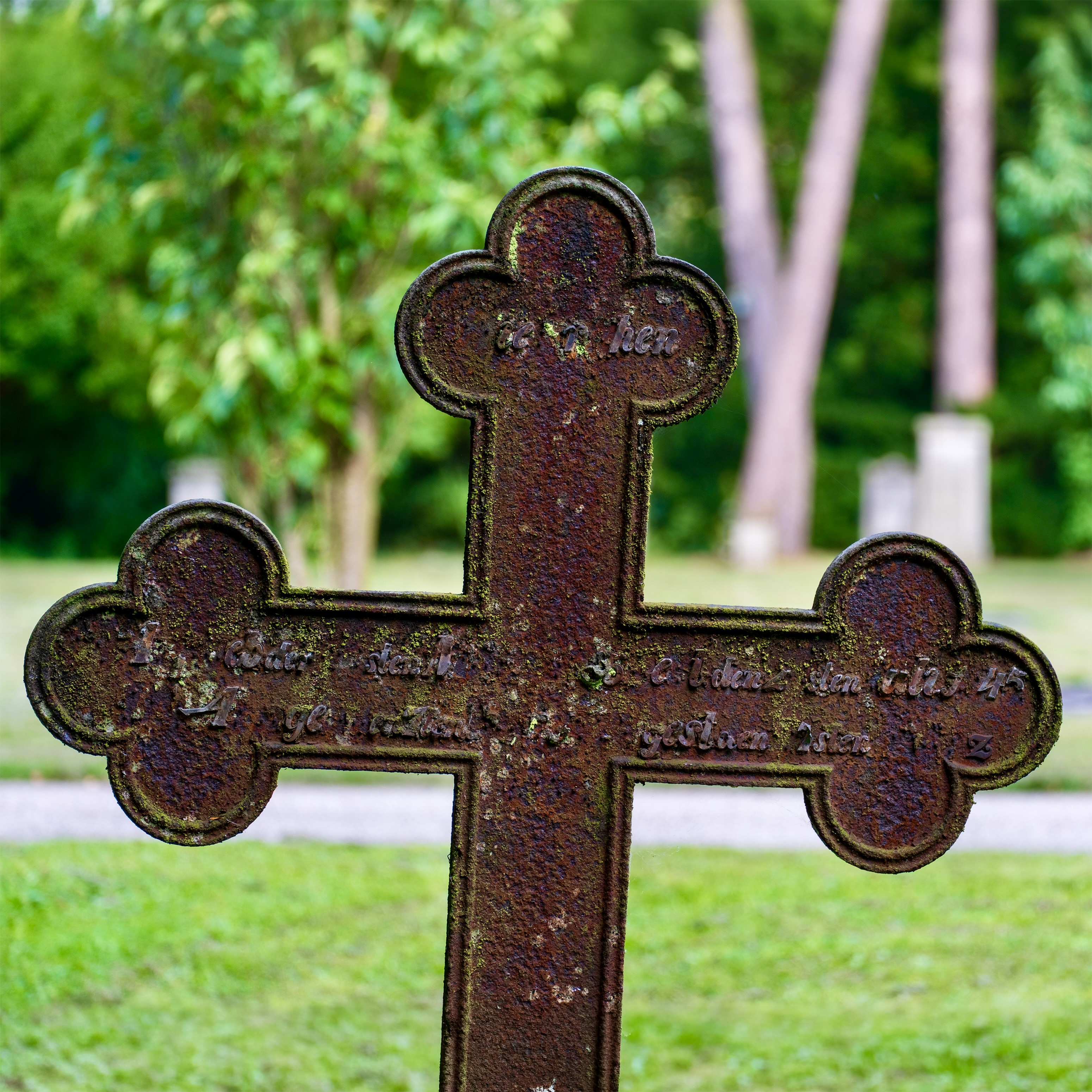 Historisches Kreuz auf dem Parkfriedhof Eichhof Historisches Kreuz auf dem Parkfriedhof Eichhof