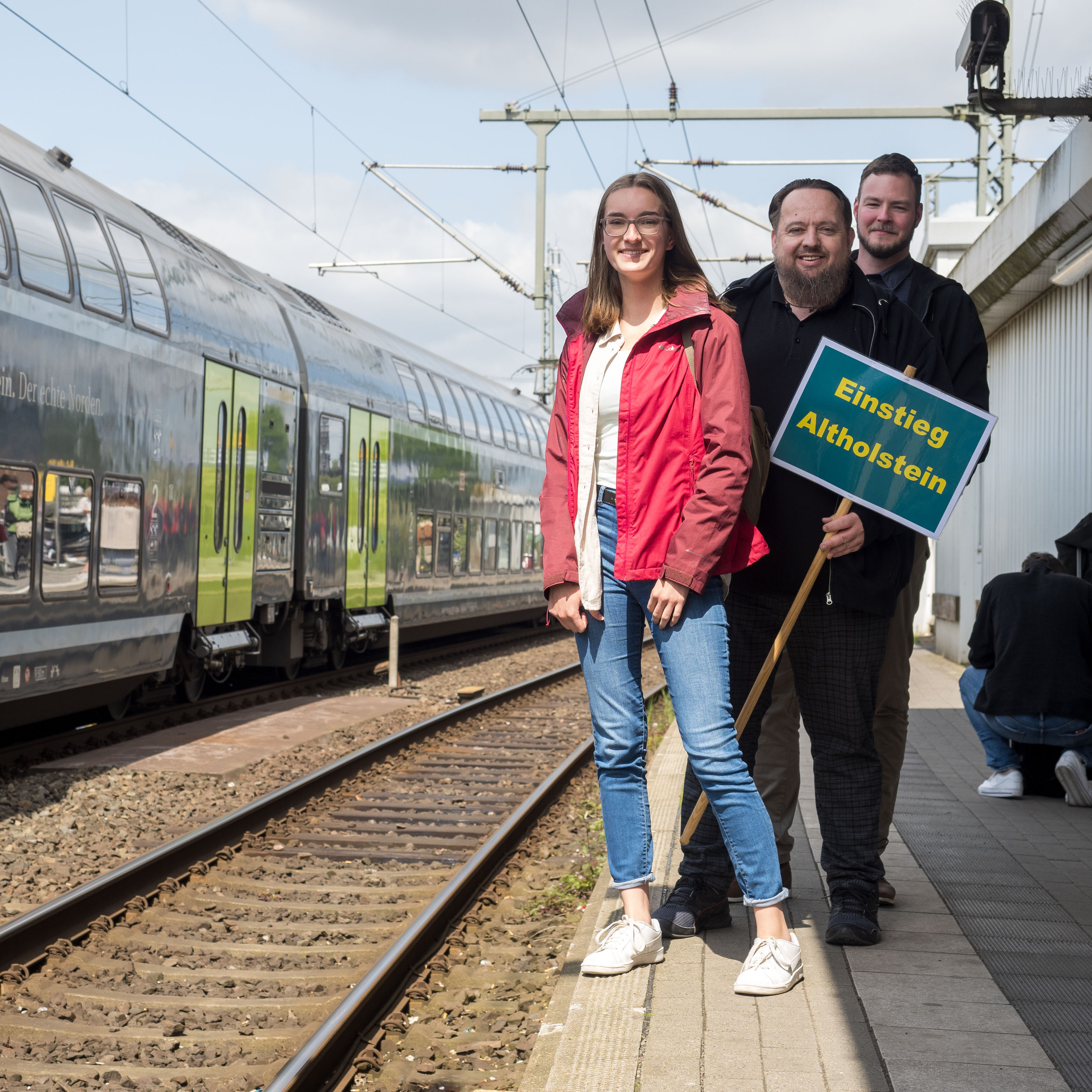 Lena Kolthoff, Björn Hattenbach, Nils Meyer am Bahnhof Neumünster